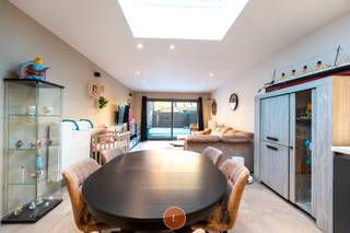 <br />Deze woning onderging in <strong>2022 </strong>van kop tot teen een <strong>totale renovatie.</strong><br />Achter deze crepi gevel schuilt een verrassend ruime woning, vooraan is er een eerste ruimte die dienst kan doen als <strong>bureau, speelkamer </strong>of eventueel <strong>gelijkvloerse slaapkamer</strong>.<br /><br />Verder is er een afzonderlijk toilet, zeer ruime berg en wasruimte.<br /><br />Achteraan de woning is er de open geïnstalleerde keuken voorzien van alle toestellen. Door de<strong> koepel en groot schuifraam</strong> is er veel natuurlijk daglicht in de woonkamer en keuken.<br /><br />Op de <strong>eerste verdieping</strong> is er nog een afzonderlijk toilet, badkamer uitgerust met<strong> inloopdouche en ligbad</strong> en de eerste slaapkamer. <br />De <strong>tweede verdieping</strong> telt nog twee slaapkamers.<br /><br />De woning is volledig uitgerust met centrale verwarming op aardgas en voldoet uiteraard aan de laatste normen.<br /><br />Kortom, een toffe trendy woning die klaar is voor direct gebruik!<br /><br /><strong>PLUSPUNTEN:</strong><br />- totaal renovatie<br />- 4 kamers<br />- elektriciteit conform<br />- epc B<br /><br />Elk bod hoger dan €229.000 zal ter kennis worden gebracht van de verkopers en is onderworpen aan hun uitdrukkelijke aanvaarding. De richtprijs bedraagt €249.000.<br /><br />Graag meer info of een bezoek? Kimoura helpt je graag verder op 0470 86 65 08 - kimoura@immolietaer.be<br /><br />Meer info en ons volledig aanbod op www.immolietaer.be