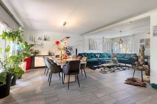 In een rustige en residentiële straat in Evergem bevindt zich deze instapklare gezinswoning uit 2005, gelegen op een royaal perceel van 1.080...