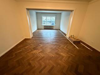 Ruim instapklaar gelijkvloersappartement in het stadscentrum op wandelafstand van de Theaterwijk, winkels, restaurants, scholen,...<br /><br />Indeling van het appartement:<br /><br />Inkomhal: +/- 12,5m²  op parket.<br />Woonkamer: +/- 41 m²  op parket.<br />Keuken: +/- 17m²  op tegels.<br /> - Afwasbak<br /> - Kastjes<br /> - Keramisch vuur met 4 bekken<br /> - Frigo met vriesvak, combi-oven, afwasmachine en dampkap.<br />Nachthal: +/- 15 m², op parket.<br />Slaapkamer 1: +/- 9m² op parket.<br />Slaapkamer 2: +/- 14m² op parket.<br />Slaapkamer 3:+/- 20m² op parket.<br />Badkamer: Ligbad met douchesproeier, douche, dubbele lavabo, hangtoilet.<br /><br />Centrale verwarming, mazout. Meters.<br />Dubbele  beglazing.<br />Algemene onkosten: € 250 per maand (inclusief verwarming en water, geen afrekening)<br />Videophone.