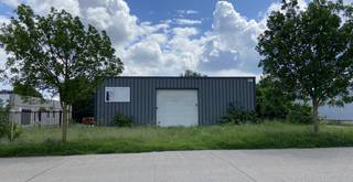 <span><span><strong>Te huur: veelzijdige en ruime bedrijfshal/magazijn op industrieterrein in Lanaken </strong></span><br />Bent u op zoek naar een goed bereikbare en functionele ruimte voor uw onderneming?<br /><br />Op het industrieterrein in Lanaken, Bedrijfsweg 32, bieden wij een ruime bedrijfshal/magazijn te huur aan. Deze locatie is ideaal voor opslag, distributie of lichte productieactiviteiten en combineert praktische faciliteiten met een strategische ligging.<br /><br /><span><strong>Waarom deze locatie interessant is voor uw bedrijf:</strong></span></span>
<ul>
	<li><span><strong>Topligging </strong>op een goed bereikbaar industrieterrein met vlotte verbinding naar belangrijke invalswegen en snelwegen;</span></li>
	<li><span><strong>Ruime en functionele hal</strong> met flexibele indelingsmogelijkheden, perfect geschikt voor opslag, logistiek of werkplaats; </span></li>
	<li><span><strong>Twee grote sectionale poorten</strong>, ideaal voor efficiënt laden en lossen van goederen; </span></li>
	<li><span><strong>Natuurlijke lichtinval</strong> via dakramen zorgt voor een aangename werkomgeving en lagere energiekosten; </span></li>
	<li><span><strong>Toegangsdeuren </strong>links van het gebouw.</span></li>
</ul>
<br /><span>Deze bedrijfshal biedt ondernemers de perfecte combinatie van ruimte, bereikbaarheid en functionaliteit.<br /><br />Neem vandaag nog contact met ons op voor meer informatie of om een bezichtiging te plannen, via het nummer <span><strong>+32 (0)89 23 44 22</strong></span> of mail naar <span><strong>info@immoverslegers.be</strong></span>! </span>