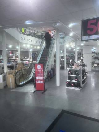 Uitzonderlijk ruim commercieel pand van 1.200 m² op een absolute toplocatie in Aalst in de gekende NIEUWSTRAAT. Nabij 'Torfs', 'Veritas',...