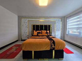 We komen deze volledig gerenoveerde bel-étagewoning binnen via de uitnodigende hall. Op de eerste verdieping vinden we de lichtrijke, ruime leef- en zitkamer, een tot in de puntjes ingerichte keuken en een aanpalende zonnekamer met zicht op de tuin. <br /><br />De master bedroom is de eyecather van de tweede verdieping, waar we ook nog een prachtige dressing aantreffen, een slaapkamer, 2 opbergruimtes en een luxebadkamer met douche en toilet. De zeer ruime zolderverdieping, bereikbaar via een vaste trap, biedt een zee van ruimte en is op vandaag ingericht als slaapkamer voor 3 kinderen. <br /><br />Op de gelijkvloerse verdieping vinden we nóg een luxueuze badkamer met lavabo, douche en toilet. Onder de trap is er handige opbergruimte voorzien. Daarnaast is er nog een zeer ruime inpandige garage (met elektrische poort) die dienst kan doen als was- en opbergruimte maar die ook keukenvoorzieningen heeft. Er is een rechtstreekse toegang tot de ruime tuin. <br /><br />+ EPC A (20 zonnepanelen in de prijs inbegrepen)<br />+ vlotte bereikbaarheid<br />+ volledig instapklaar
