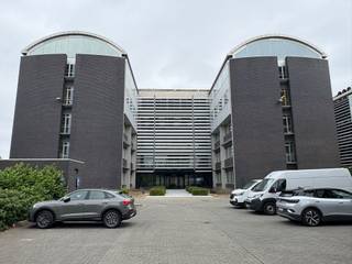 <p>In de gerenoveerde vierkantshoeve van het Axxes Business Center vind je een unieke werkplek waar professioneel werken hand in hand gaat met een huiselijke en ontspannen sfeer. De gezellige binnenkoer en groene, parkachtige tuin zorgen voor een aangename werkomgeving, ideaal voor wie graag efficiënt werkt in een rustgevende setting.</p>
<p>De kantoren zijn volledig gemeubileerd en operationeel, en beschikbaar vanaf 12 m² tot 198 m². Dankzij het all-in concept zijn onder meer internet, EGW-verbruik, schoonmaak, gemeenschappelijke lasten, gebruik van vergaderzalen en toegang tot een koffiebar inbegrepen in de maandprijs.</p>
<p>Je kan hier terecht voor een flexibele huurformule, of het nu gaat om een korte of langere periode. Daarnaast biedt de site ook privéparkeerplaatsen, een veilige fietsenstalling en 58 laadpunten voor elektrische voertuigen.</p>
<p>Axxes Business Center is de ideale oplossing voor wie op zoek is naar een praktische én inspirerende werklocatie vlakbij de R4 en E40.</p>