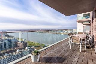 Ontdek pure luxe in dit uitzonderlijke appartement op de 20ste verdieping van een architecturale parel. Residentie “Scheldezicht”, gelegen in de trendy wijk Nieuw Zuid, combineert stijl, comfort en een topligging. Met een bewoonbare oppervlakte van ca. 212 m² en royale terrassen geniet u hier van adembenemende vergezichten over de stad én de Schelde.<br /><br />Via de inkomhal betreedt u de open leefruimte, waar overvloedig daglicht binnenvalt dankzij de grote raampartijen. Centraal in het appartement bevindt zich de ruime leefkeuken, uitgerust met een groot kookeiland in prachtig marmer: de ideale plek om uitgebreid te koken en te genieten van een stijlvol diner. <br /><br />Aan één zijde van het appartement bevindt zich de ruime masterbedroom met ensuite-badkamer, voorzien van een ligbad, een royale inloopdouche en een lavabo. Ook in deze ruimte werd gekozen voor hoogwaardige materialen. Aansluitend beschikt u bovendien over een grote inloopdressing.<br /><br />Aan de andere zijde van het appartement bevinden zich nog twee comfortabele slaapkamers, elk voorzien van een eigen douche, lavabo en toilet. Daarnaast is er een vierde kamer aanwezig, die perfect kan worden ingericht als praktische berging of extra opbergruimte. Elke kamer is bovendien uitgerust met ariconditioning en zonneschermen  <br /><br />Tot slot beschikt deze parel over een kelderberging en kunnen er optioneel tot drie autostaanplaatsen worden aangekocht in de ondergrondse garage aan €45.000/stuk.<br /><br />Interesse?<br />Contacteer LISTED:  +32 3 283 51 51.