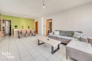 <p><span>Op de eerste verdieping van een kleine residentie bevindt zich dit ruime appartement met een bewoonbare oppervlakte van 104 m², ideaal gelegen in het centrum en op wandelafstand van winkels, openbaar vervoer en andere voorzieningen. Het appartement beschikt over een inkomhal die toegang geeft tot de zeer ruime en lichtrijke leefruimte met aansluitend een praktische extra berging. De ingerichte keuken is voorzien van alle comfort en sluit aan op een bijkomende (was)berging. Verder omvat het appartement een afzonderlijk toilet en een vernieuwde badkamer, uitgerust met een inloopdouche en enkele lavabo. Er zijn twee volwaardige slaapkamers aanwezig. Aan zowel de voor- als achterzijde bevindt zich een terras, waardoor u op elk moment van de dag van een buitenruimte kunt genieten. Ook op technisch vlak werd het appartement verder gemoderniseerd: in 2024 werd een nieuwe condenserende verwarmingsketel geplaatst. Een individuele garage is inbegrepen in de prijs. Dankzij de centrale ligging, de ruime indeling, de recente verwarmingsinstallatie en de aanwezigheid van een garage is dit appartement uitermate geschikt voor zowel eigen bewoning als een interessante investering. Plan uw bezoek nu in!</span></p><p><span> </span></p>