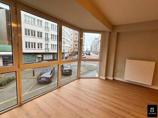 <p>Ruim ongemeubeld appartement (Zuidwest gericht) op een boogscheut van het Rubensplein. Het appartement bestaat uit een ruime woonkamer, een open keuken, toilet, bad- en douchekamer en 2 slaapkamers met toegang tot een ruim terras achteraan. Fietsenberging en kelder zijn aanwezig in het gebouw. Het kan op vennootschap gehuurd worden zonder meerprijs.<br /><br />💶 Huurprijs: 1.250€/maand <br />🏢 Syndickosten: 100€/maand <br />🚗 Optie garage: 150€/maand</p>