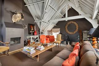 <strong>Luxe en comfort in het hart van Antwerpen</strong><br /><br /><span>Antwerps erfgoed</span><br />Ontdek dit unieke <strong>duplexappartement </strong>in het dak van de historische residentie Den Branthaeck.<br />Een beschermd stukje Antwerps <strong>erfgoed </strong>in Lodewijk XV-stijl, met een historie die teruggaat tot de 16de eeuw.<br />Door de jaren heen werd deze <strong>patriciërswoning </strong>zorgvuldig gerenoveerd door Conix-architecten, met behoud van het authentieke karakter en grandeur.<br /><br /><span>Historisch Centrum</span><br />Gelegen aan de binnenkort prachtig vernieuwde Lange Nieuwstraat, bevindt de bewoner zich in het bruisende historisch centrum van Antwerpen. Op wandelafstand van de levendige <strong>Meir </strong>en de <strong>Grote Markt</strong>, met haar gezellige cafés, charmante boetieks en heerlijke restaurants.<br /><br /><span>Authentieke charme en modern comfort</span><br />Bij binnenkomst op de derde verdieping wordt de bewoner vewelkomd in de <strong>eetkamer </strong>of het <strong>salon </strong>op volle parketvloeren, met een rechtstreekse toegang naar het ruime <strong>zuidterras</strong>.<br />De open <strong>keuken </strong>is voorzien van alle moderne gemakken en beschikt over voldoende opbergruimte.<br />Via de hal bereikt men het <strong>gastentoilet </strong>en de aparte <strong>wasplaats</strong>.<br />De <strong>woonkamer</strong>, met indrukwekkende plafonds tot wel vijf meter hoogte en een gezellige open haard, biedt een prachtig zicht op de gotische toren van de Sint-Jacobskerk.<br />Een tweede <strong>slaapkamer</strong> of <strong>bureauruimte </strong>is volledig voorzien van ingemaakte kasten en kan dienst doen als luxueuze <strong>dressing</strong>.<br />De lichte <strong>badkamer </strong>- met ligbad, inloopdouche en een stijlvolle wastafel - is een oase van rust.<br />De royale en luxueuze <strong>hoofdslaapkamer </strong>is het pronkstuk van de woning, met vloerlange ramen die overvloedig daglicht binnenlaten.<br /><br /><span>Bijzonderheden</span><br />- Gerieflijke kelderberging inbegrepen<br />- ca. €245maandelijkse lasten<br />- Een staanplaats kan worden aangekocht aan €30.000,-