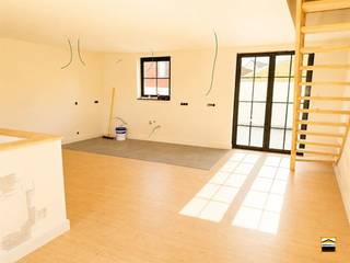 <p><span>Charmant appartement met 2 slaapkamers en ruim zonnig terras in hartje <br />Borgloon.</span></p><p><span> </span></p><p><span>Bent u op zoek naar een uniek appartement met veel privacy en een centrale ligging? Dan <br />is dit prachtige appartement in het centrum van Borgloon zeker een bezoek waard.<br />Gelegen op wandelafstand van winkels, horeca, scholen en openbaar vervoer geniet u hier <br />van alle voorzieningen binnen handbereik. Er is voldoende parkeergelegenheid rondom de <br />woning en gratis stadsparking op korte afstand.<br /><br />Het appartement beschikt over een aparte inkomhal met trap naar de verdieping. Op deze <br />verdieping bevinden zich een gastentoilet, een gezellige leefruimte en een ruimte voor een <br />open keuken (deze is niet inbegrepen in de prijs en kan u naar eigen smaak kiezen en laten <br />plaatsen). Vanuit de keuken heeft u directe toegang tot een ruim en zonnig terras, de ideale <br />plek om te ontspannen en te genieten van het buitenleven.<br /><br />Op de volgende verdieping vindt u een praktische wasberging en een ruime slaapkamer met <br />eigen badkamer. De bovenste verdieping beschikt over een tweede grote slaapkamer, eveneens <br />voorzien van een badkamer.<br /><br />Een absolute troef van dit appartement is de unieke opzet: het betreft het enige appartement <br />in het gebouw. Hierdoor geniet u van maximale rust en privacy, zonder deel uit te maken van <br />een grote residentie met gemeenschappelijke drukte.<br /><br />Kortom, een karaktervol en ruim appartement met een uitstekende ligging in het centrum van <br />Borgloon, ideaal voor wie comfortabel en rustig wil wonen.</span><span><br /><br />Wenst U meer informatie over dit appartement of een bezichtiging?<br />Contacteer ons via 012 26 22 05 of info@hetimmohuis.be.</span><span> </span></p>