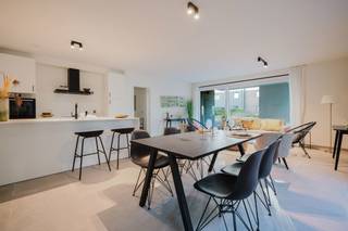 <p><strong>LIGGING<br /><br /></strong>De nieuwe residentie Hugo Claus is gelegen middenin een nieuwe woonzone, een kwalitatieve leefomgeving voor jong en oud.<br />U geniet er een uitermate centrale locatie, er is een vlotte connectie met de wagen naar belangrijke invalswegen. De R4 maar ook scholen, openbaar vervoer, grootwarenhuizen zijn vlakbij.<br /><br />Deze residentie geniet een centrale ligging, doch een groene omgeving in combinatie met een moderne architectuur en kwalitatief wooncomfort.<br /><br /><strong>PROJECT en AFWERKING<br /><br /></strong>Residentie Hugo Claus omvat 25 nieuwbouwappartementen met diverse ondergrondse autostaanplaatsen.<br /><br />De appartementen zijn voorzien van alle moderne comfort.<br /><br />Ze zullen voorzien zijn van een warmtepomp en zonnepanelen waardoor er een uiterst energievriendelijk en een scherp E-peil zal zijn.<br /><br />De appartementen variëren qua oppervlaktes, alle units beschikken over 2 of 3 slaapkamers en een terras van minstens 9 tot wel 62 m².<br /><br />Het project wordt volledig opgebouwd met kwalitatieve en onderhoudsvriendelijke materialen die de duurzaamheid en het esthetische van het gebouw ten volle garanderen.<br /><br />Tijdens de ontwikkeling van het project is er oog voor detail, de ontwikkelaar staat dan ook garant voor een kwalitatieve bouw.<br /><br />Er is een verplichting tot aankoop van een autostaanplaats.<br /><br />Bent u op zoek naar een nieuwbouwappartement op een centrale locatie in Oostakker, vlakbij de R4 waar u een vlotte verbinding geniet doch omgeven door het groen, contacteer Arthur op 0473 90 90 94</p>