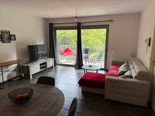 <p><span>RECENT, ENERGIEZUINIG, LUXUEUS EN ROLSTOELVRIENDELIJK APPARTEMENT MET 2 SLAAPKAMERS, TERRAS EN ONDERGRONDSE AUTOSTAANPLAATS</span></p><p><span>1ste verdieping met lift - ligging in residentie "Parkhof Ter Zielbeek" met zicht op het park en met vlotte bereikbaarheid via A12, N16 en N17 </span></p><p><span> </span></p><p><span>Ruime en brede inkomhal / wc met handwas / living met eetplaats met ingerichte open keuken (totale opp.: 30m²) en toegang tot terras (4 x 2m) / berging met wasplaats (2,5 x 1,8m) / 2 slaapkamers (4,2 x 3,2m; 3,4 x 3m) / ruime douchekamer (3 x 2,9m) met wastafel, inloopdouche en wc.</span></p><p><span>Autostaanplaats in ondergrondse garage.</span></p><p><span> </span></p><p><span>Elektriciteit conform AREI.</span></p><p><span> </span></p><p><span>Vrij van gebruik: Huurovereenkomst te respecteren.</span></p>