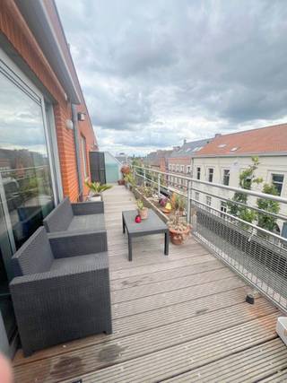 ZEER RUIME <strong>SERVICEFLAT</strong> MET RUIME SLAAPKAMER EN ZEER GROOT TERRAS <br />3 de verd  ruime living met ingerichte gedeeltelijke open keuken (recente dampkap en ijskast) ,algemeen veel lichtinval, schuifraam naar gigantische terras ( recent nieuwe vloer) , ruime slaapkamer, grote badkamer met douche, berging <br />ALGEMEEN  : restaurant ( waar je kan eten voor slecht 9 euro ) , gezellig salon koffie en thee gratis , mooi groot  terras, mooie parktuin met banken, parkeerplaatsen<br />REEDS BETAALDE KOSTEN  CV KETEL EN VERLICHTING IN GANG (DUS GEEN VERWACHTE KOSTEN MEER AAN BLOK)<br />HUURPRIJS WAS 903 EURO<br />OP WANDELAFSTAND VAN  DE STATIONSSTRAAT   BEENHOUWER    BAKKER    SUPERMARKTEN TREIN EN BUS <br />elek conform<br />EPC 108<br /> 