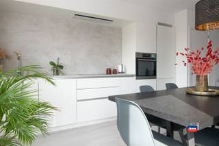 <p><span>2530 BOECHOUT | INSTAPKLAAR LICHTRIJK DUPLEX APPARTEMENT MET 2 SLAAPKAMERS, 2 TERRASSEN EN LIFT | AUTOSTAANPLAATS INBEGREPEN | EPC B |</span></p><p><span> </span></p><p><span>Je komt binnen op de tweede verdieping in een lichtrijke leefruimte met een mooie laminaatvloer, die naadloos overloopt in de open, volledig geïnstalleerde keuken met aansluitend de wasplaats. Verder heb je op de 2de verdieping ook een apart toilet.</span></p><p><span>Genieten van de zon kan zowel op het terras aan de voorzijde als op het grote terras achteraan.</span></p><p><span>Op de derde verdieping zijn er 2 slaapkamers waarvan 1 met inloopdressing en ensuite badkamer. De 2de slaapkamer kan dienen als kinderkamer of als bureau.</span></p><p><span> </span></p><p><span>DIt duplex appartement beschikt over een lift en vloerverwarming. De autostaanplaats is verplicht mee aan te kopen voor € 12.500.</span></p><p><span> </span></p><p><span>Dit appartement ligt vlakbij Park Heuvelhof. Ideaal gelegen nabij scholen, winkels, openbaar vervoer en een vlotte verbinding naar de invalswegen, autostrades en omliggende gemeenten. </span></p><p><span> </span></p><p><span>De maandelijkse kosten bedragen circa 135 euro (provisie voor elektriciteit en water, syndicus, blokpolis en het onderhoud van het gebouw en de tuin).</span></p><p><span> </span></p>