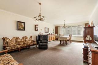 <p>Ruim appartement op de tweede verdieping met drie slaapkamers, terras en twee bovengrondse garageboxen. Gelegen te hartje centrum Geel. EPC: label B</p>
<p><strong>Ligging:</strong> centraal gelegen appartement in het centrum van Geel, met winkels, scholen, horeca en openbaar vervoer op wandelafstand. Vlotte verbinding naar omliggende gemeenten en invalswegen.</p>
<p><strong>Indeling:</strong> inkomhal, badkamer, leefruimte/eetkamer, keuken, berging, apart toilet, 3 slaapkamers, terras/balkon, garageboxen</p>
<p><strong>Omschrijving: </strong>bij het betreden van het appartement komt u binnen in een ruime inkomhal met ingemaakte kasten. De inkomhal geeft toegang tot de verschillende ruimtes. Van hieruit kan u doorlopen naar de woonkamer met zit- en eetgedeelte, die dankzij de oppervlakte een comfortabele en open leefruimte voorziet.</p>
<p>Aansluitend bevindt zich de keuken, die praktisch is ingericht en voorzien is van onder andere een oven en een elektrische kookplaat. Vanuit de keuken kunt u op het balkon aan de straatzijde.</p>
<p>Verder biedt de inkomhal toegang tot de badkamer met ligbad, een wasplaats, evenals tot drie slaapkamers. De kamers zijn ruim, waarbij één slaapkamer toegang geeft tot het terras/balkon en 2 kamers van ingemaakte kasten zijn voorzien. <br />Daarnaast is er een apart toilet.</p>
<p>Het appartement beschikt bovendien over twee bovengrondse garageboxen.</p>
<p>Dankzij de centrale ligging bevinden winkels, scholen en openbaar vervoer zich op wandelafstand.</p>
<p><em>Bijzondere informatieplicht: in aanvraag.</em></p>