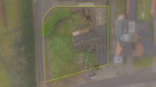 <p><span>Statige villa met uitzonderlijk potentieel op toplocatie in Berlare</span></p><p><span><br /></span></p><p><span>Ontdek deze karaktervolle te renoveren villa op een ruim perceel van maar liefst </span><span>1.551,68 m²</span><span>, met een indrukwekkende </span><span>straatbreedte van 39,42 meter</span><span>. Gelegen net buiten het centrum van </span><span>Berlare</span><span>, op wandelafstand van het prachtige </span><span>kasteelpark</span><span>, combineert deze eigendom rust, ruimte en een uitstekende bereikbaarheid.</span></p><p><span>Dankzij de royale bewoonbare oppervlakte biedt deze woning uitzonderlijk veel mogelijkheden: van comfortabel wonen tot wonen-werken of een rendabel investeringsproject.</span></p><p><span> </span></p><p><span>Indeling</span></p><p><span>Op het gelijkvloers verwelkomt een royale inkomhal met vestiaireruimte en gastentoilet u in de woning. Aansluitend vindt u een lichtrijke woonkamer en een aparte keuken met veranda, die bovendien mogelijkheden biedt tot uitbreiding. Verder zijn er een badkamer, bergruimte en een </span><span>inpandige garage</span><span>, die perfect kan worden geïntegreerd als extra leefruimte, bureau of praktijk voor een vrij beroep.</span></p><p><span>De eerste verdieping telt </span><span>vier volwaardige slaapkamers</span><span>, een extra bergruimte en een zolder, ideaal voor bijkomende opslag of verdere invulling.</span></p><p><span> </span></p><p><span>Buitenleven</span><span><br />De woning wordt omringd door een </span><span>grote, zonnige L-vormige tuin</span><span>, waar het heerlijk vertoeven is in alle privacy. Aan de rechterzijde van het perceel bevindt zich een </span><span>brede en lange oprit</span><span>, wat extra comfort en parkeermogelijkheden biedt.</span></p><p><span> </span></p><p><span>Unieke extra troef</span><span><br />Het perceel is opgedeeld volgens een </span><span>PV-opmetingsplan</span><span>:</span></p><ul><li><span>Lot 1</span><span>: 792,25 m² – met de bestaande woning</span></li><li><span>Lot 2</span><span>: 759,43 m² – geschikt voor de realisatie van een </span><span>extra vrijstaande woning </span><span>of kan als tuin worden gebruikt met een tuinkamer, mits naleving van de geldende voorschriften. Via lot 2 kan tevens een tweede toegang gerealiseerd worden. </span></li></ul><p><span> </span></p><p><span>Dit maakt deze eigendom bijzonder interessant voor wie wil bouwen, investeren of combineren. Meer informatie hierover is verkrijgbaar via ons kantoor.</span></p><p><span> </span></p><p><span>Bij </span><span>Immo Twins</span><span> begeleiden wij u graag, samen met onze betrouwbare partners </span><span>Freca</span><span>, door het volledige renovatietraject: van een eerste vrijblijvende offerte tot de uiteindelijke oplevering. </span><span>Samen bouwen we aan uw toekomst!</span></p><p><span> </span></p><p><span>Een echte </span><span>buitenkans</span><span> die snel ontdekt zal worden. </span><span>📞</span><span> </span><span>Interesse?</span><span> Plan vandaag nog uw bezoek! </span><span></span></p><p><span>Contact</span></p><p><span>Immo Twins – 052 55 55 55 – <span>info@immotwins.be</span></span><span><br />Stefaan – 0473 46 88 77 – <span>stefaan@immotwins.be</span></span></p><p><span> </span></p><p><span> </span></p>
