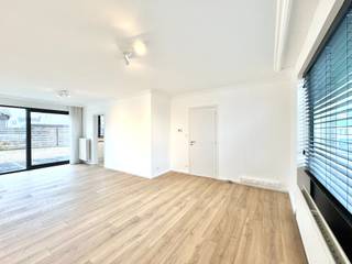 Gerenoveerde eengezinswoning in rustige residentiële buurt, in een doodlopende straat; Indeling: Inkom met trappenhal, gastentoilet met handwasser en spiegel; Woonkamer met plaats voor salon en eetplaats, voorzien van nieuwe laminaat, moderne lamellen, moderne glasgordijnen, verlichting,.. Keuken met alle comfort; Ruime garage met wasplaats en deur naar de onderhoudsvriendelijke, omheinde tuin met terras; Boven: nachthal naar 2 ruime kamers en 1 dressing, nieuwe badkamer met tweede toilet, inloopdouche, wastafel met meubel en hangradiator; Ruime geïsoleerde bergzolder; Overal nieuwe dubbele beglazing met draaikipramen en vliegenramen; Overal centrale verwarming op aardgas; Elektriciteit conform; EPC C/ 289 KwH/M²; Beschikbaar: onmiddellijk; Huurprijs: 915 EUR exclusief gas/water/elektriciteit; Info en bezoek: info@elet.immo;