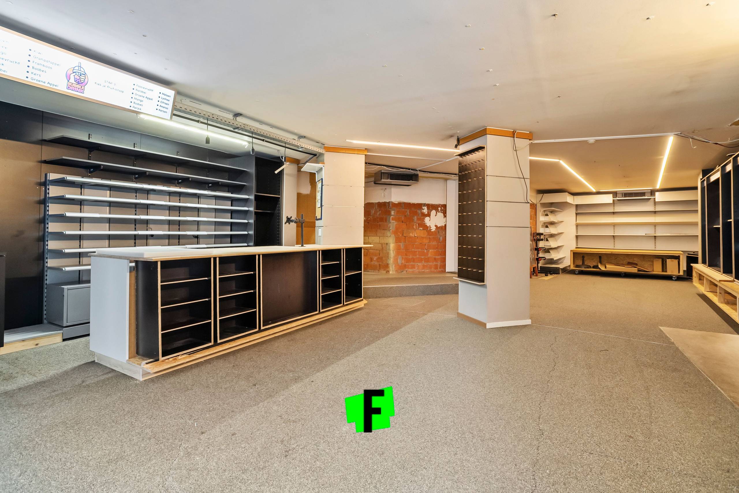 Handelspand met verhuurd appartement en ruime garage te koop in Poperinge! - foto 2