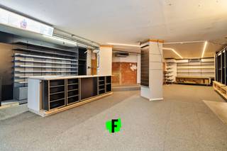 Nettorendement: 3%Dit kenmerkend handelspand is gelegen in het winkelhart van Poperinge, namelijk de Ieperstraat. Ideaal voor wie zichtbaarheid en...