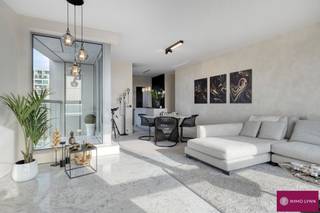 Luxueus hoekappartement met 1K met panoramisch zicht over 't Eilandje! Appartement gelegen op de 16ste verdieping. Indeling: inkomhal, apart toilet, berging/ wasplaats, ruime woonkamer met open uitgeruste keuken (volledig in marmer afgewerkt), ruime slaapkamer met ingebouwde kasten en gerenoveerde badkamer met inloopdouche en badkamermeubel met 1 lavabo. Gezellig terras aanwezig met prachtig zicht over 't Eilandje. Liften en conciërge aanwezig in het gebouw. Troeven: bouwjaar 2010, luxueus &amp; strak afgewerkt, verlichting en gordijnen blijven, lichtrijk zonnig appartement, EPC label B en unieke ligging. Gelegen aan het 't Eilandje, op wandelafstand van het MAS, ZAS ziekenhuis, openbaar vervoer, horeca, winkels, ... Verkoop onder registratierechten. Mis deze unieke kans niet!