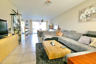 Bent u op zoek naar een comfortabele en energiezuinige woning op een rustige, maar centrale ligging?
Deze ruime en goed onderhouden woning biedt alles wat u nodig heeft voor aangenaam wonen.
Gelegen in een rustige omgeving en vlakbij het centrum geniet u hier van de perfecte combinatie tussen sereniteit en bereikbaarheid. De woning baadt in natuurlijk licht dankzij de grote raampartijen, wat zorgt voor een aangename en open leefruimte.
Verder beschikt de woning over een groot terras, ideaal om te ontspannen of gezellig tijd door te brengen met familie en vrienden. Dankzij de energiezuinige voorzieningen woont u hier niet alleen comfortabel, maar ook duurzaam.
De indeling is als volgt: via de inkomhal met gastentoilet betreedt u de lichtrijke leefruimte met visuele interactie naar het terras en de tuin. De half-open keuken is voorzien van alle hedendaagse comfort. De garage is inpandig en voorziet ook een wasplaats en berging.
Boven vinden we drie ruime, comfortabele slaapkamers en een goed uitgeruste badkamer met ligbad en douche.
Voor de woning kan er ook privé geparkeerd worden en de goed geörienteerde tuin geniet van een mooi, zonovergoten terras en tuinberging.
Kortom, een instapklare woning met ruimte, licht en een uitstekende ligging.
Wenst u een bezoek te brengen aan deze rustig gelegen woning? Maak uw afspraak via www.vastgoedunicum.be of stuur een e-mail naar verhuur@vastgoedunicum.be.