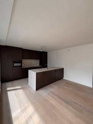 Ruim en licht appartement met terras in het centrum van Mol.
Dit ruime appartement op de derde verdieping biedt een comfortabele en doordachte indeling met een oppervlakte van 145 m² en een aangenaam terras van 9,5 m².
Via de inkomhal met apart toilet kom je in de royale leefruimte met open keuken, die dankzij haar indeling en grote raampartijen geniet van veel natuurlijk licht.
Het appartement beschikt over twee volwaardige slaapkamers, ideaal voor een gezin, koppel of wie graag een bureau of logeerkamer voorziet. De badkamer is centraal gelegen en vlot bereikbaar vanuit de nachthal.
Een absolute meerwaarde is het ruime terras, perfect om te genieten van de buitenlucht.
Het gebouw is uitgerust met een lift, wat zorgt voor extra comfort en toegankelijkheid.
Daarnaast is de aankoop van een kelderberging verplicht. Er zijn meerdere kelderbergingen beschikbaar met oppervlaktes tussen 8,4 m² en 20,5 m², wat extra opslagruimte en praktisch comfort biedt.
Ontvang je graag meer informatie? Neem contact met ons op via 014 37 75 73 of info@dockx.com