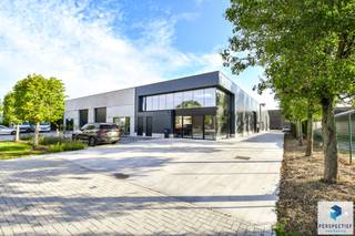 Loods te huur in het industriepark SCHATTING - De loods is voorzien van een sectionaal automatische poort en een inkomdeur met groot raam...