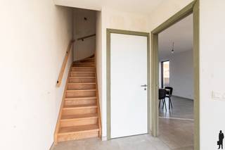 Halfopen woning met 3 slaapkamers, west georiënteerde tuin met bijgebouw, en staanplaats met grote berging.Wonen in een landelijke, groene en rustige...