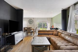 Stelt u zich een plek voor waar de rust van een diepe, groene tuin samensmelt met de levendigheid van het dorpscentrum. Op een royaal perceel van...