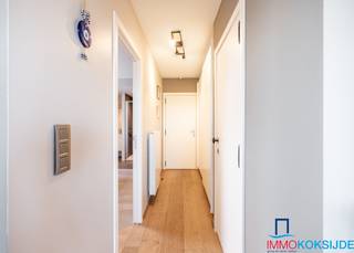 Sint-Idesbald, Residentie Noor, Prachtig appartement met hoogstaande afwerking en zonnig terras, 3e verdieping met lift.Bestaande uit: inkomhall met...