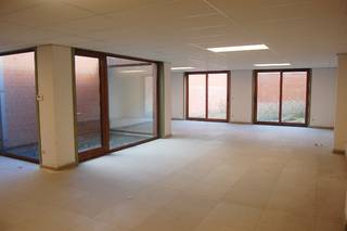 Spacieuse propriété commerciale (168m²) avec diverses possibilités à vendre.Situé au centre d'Oostduinkerke-Bad, sur la Koninklijke Baan entre...