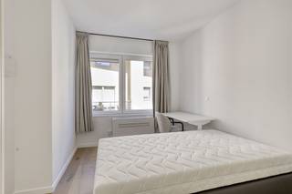 <p>**Luxueus studeren in hartje leuven**<br /><br />In de Ravenstraat bevindt zich deze volledig gerenoveerde residentie, gelegen pal in het centrum van Leuven. Op slechts een steenworp van het Ladeuzeplein en op wandelafstand van het station en de Bondgenotenlaan geniet je hier van een uiterst centrale ligging.<br /><br />De residentie omvat 15 studentenkamers, waarvan 14 met gedeelde sanitaire voorzieningen en één kamer met een volledig privatieve badkamer, aangevuld met een éénslaapkamerappartement. Alle units worden volledig bemeubeld aangeboden en zijn uitgerust met een eigen ontbijthoek.<br /><br />Daarnaast beschikt het gebouw over een gemeenschappelijke keuken die volledig is ingericht, zodat studenten naar wens kunnen koken. Er is eveneens een afvallokaal voorzien. Op elk verdiep is er een toilet voorzien die de studenten kunnen delen. Het pand wordt opgeleverd in april 2026 en zal afgewerkt zijn met kwalitatieve materialen en een hoogwaardige afwerking.<br /><br />Interesse in een bezoek ter plaatse? Met plezier! Contacteer onze Expert Investeringsvastgoed Jacky: 0495 53 46 49 of jacky@connect-immo.be<br /><br />EPB Startverklaring</p>
