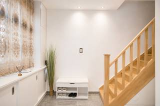 Deze instapklare woning combineert de charme van een klassieke stadswoning met modern comfort, gelegen in het centrum van Sint-Niklaas. De woning beschikt over vijf ruime slaapkamers en twee moderne badkamers, wat het ideaal maakt voor een groot gezin. De ruime en uitnodigende woonkamer is het hart van de woning, terwijl de aangrenzende eetkamer een gezellige en warme sfeer creëert. De gesloten keuken is volledig uitgerust met toestellen en biedt voldoende opbergruimte. Door de grote raampartijen stroomt er veel natuurlijk licht naar binnen, wat de gehele woning een open en sfeervolle uitstraling geeft.<br /><br />De woning beschikt over energielabel D en is volledig gerenoveerd met oog voor detail, waarbij zowel stijl als functionaliteit perfect op elkaar zijn afgestemd. De aangelegde tuin biedt een rustige plek om buiten te genieten, terwijl de inpandige garage zorgt voor extra gemak en veiligheid. Met de woning op een uitstekende locatie in het centrum van Sint-Niklaas heeft men alle voorzieningen binnen handbereik. Winkels, restaurants, scholen en openbaar vervoer liggen op loopafstand, en de uitvalswegen naar omliggende steden zijn snel te bereiken. Dit maakt de woning ideaal voor zowel stadsbewoners als forenzen.<br /><br />Deze woning biedt het perfecte balans tussen de levendige stad en een rustige, comfortabele woonomgeving. Mis deze unieke kans niet en neem snel contact op om een bezichtiging in te plannen.