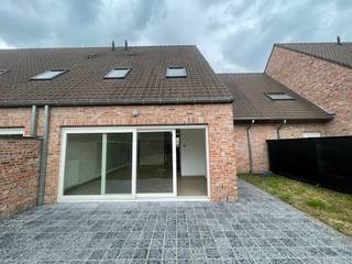 Bent u op zoek naar een comfortabele gezinswoning in Kuurne? Dan is deze instapklare woning precies wat u zoekt!<br /><br />Bij het betreden van de woning komt u terecht in een inkomhal met gastentoilet. Vervolgens bereikt u de lichtrijke leefruimte met zicht op de tuin – de ideale plek om te ontspannen. Keuken is uitgerust met ingebouwde toestellen en sluit aan op een praktische bergruimte.<br /><br />Via de leefruimte heeft u toegang tot de inpandige garage, die ook voorzien is van een achterdeur naar de tuin.<br /><br />Op de eerste verdieping bevinden zich drie slaapkamers en een badkamer met ligbad, lavabo en toilet.<br /><br />Op het tweede verdiep vindt u nog een vierde slaapkamer én een handige zolderruimte/technische ruimte.