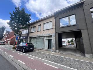 <strong>Te renoveren handelspand met ruime woonst en 2 garages<br /><br />Indeling</strong><br />gelijkvloers: praktijkruimte, living, badkamer bereikbaar via de keuken, toilet, koer, berging, tuinhuis, tuin, 2 garages <br />eerste verdiep: 4 slaapkamers<br />zonder met vaste trap en mogelijkheid 2 extra kamers bij te maken<br /><br /><strong>Troeven:</strong>
<ul><li>droge ruime kelder</li><li>4 slaapkamers(6 mogelijk)</li><li>commerciële ligging in het centrum</li><li>uitweg achteraan met dubbele garage</li></ul>
<br />bij deze woning geldt de renovatieplicht