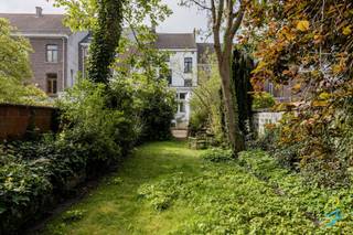 Dit uniek herenhuis is te koop in het centrum van Geraardsbergen.<br /><br />Het huis heeft een ruime inkomhal dat een uitzonderlijk mooie mozaïekvloer heeft, via de inkomhal kan je naar de garage (de inrijpoort is vrij laag) of via de trap kom je in de woonkamer en keuken.<br />Vooraan in het huis is er een ruimte dat kan dienen als bureau, zitplaats enz, deze kan worden afgescheiden van de living door een deur uit meerdere delen.<br />De living en eetplaats hebben grote vensters die uitkijken op de mooie tuin, de ramen beneden zijn in PVC en werden recent vernieuwd.<br />Links achter ligt de keuken waar je toegang hebt tot het terras. Achter de keuken ligt de vernieuwde badkamer. De badkamer is klein, maar heeft een douche, lavabo en toilet.<br /><br />Bijna elke ruimte heeft een marmeren schouw, de meeste vloeren zijn houten plankenvloeren.<br /><br />Op de tussenverdieping van gelijkvloers naar eerste verdiep bevindt zich een toilet.<br /><br />De eerste verdieping heeft 2 grote slaapkamers. De bovenste verdieping heeft 3 slaapkamers. Op beide verdiepingen dienen de ramen vernieuwd te worden. <br /><br />De zolder is ruim en kan nog verder ingericht worden.<br />Het dak werd vernieuwd.<br /><br />De kelder/garage bestaat uit verschillende ruimtes en komt uit op de tuin.<br />De tuin is uiterst aangenaam en heeft een landschildpad als bewoner sinds 2 generaties.<br /><br />Deze woning heeft veel potentieel en kan bv gebruikt worden voor bureau in te maken voor vrij beroep.<br /><br />Interesse in deze parel? Contacteer Isabelle: 0498/10.69.56 of isabelle@cornelis.be