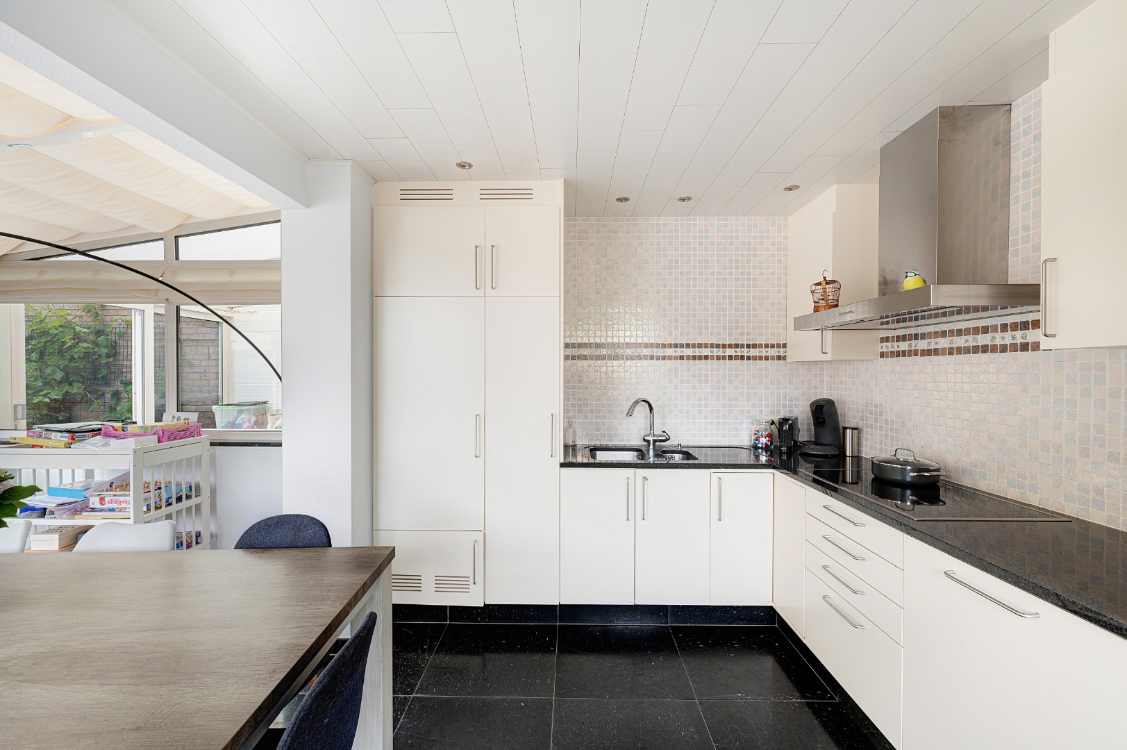 Moderne koppelvilla met grote garage/loods en groot zonneterras, volledig gerenoveerd in 2012, gelegen in een residentiële buurt ten Zuiden van de Kalvekeetdijk te Knokke-Heist. - foto 5
