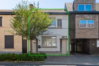 Deze woning geniet van een uitstekende ligging in Schoten, met winkels, scholen, openbaar vervoer en dagelijkse voorzieningen op korte afstand.<br />Ook het Vordensteinpark en de Vaart bevinden zich vlakbij en bieden tal van mogelijkheden om te wandelen, fietsen en ontspannen in het groen. Dankzij de centrale ligging en vlotte verbindingen naar Antwerpen en de omliggende gemeenten woont u hier bijzonder praktisch en goed bereikbaar.<br /><br /><strong>Indeling</strong><br />De woning is toegankelijk via zowel de voordeur als een praktische zijingang, ideaal voor fietsen.<br /><br />Via de inkomhal met gastentoilet bereikt u de woonkamer met aansluitende eetkamer. Verder bevindt zich de volledig geïnstalleerde keuken, die rechtstreeks toegang biedt tot de zonnige, zuidwest georiënteerde tuin. Het terras is voorzien van een elektrische zonneluifel en vormt een aangename plek om tijdens zonnige dagen van het buitenleven te genieten.<br /><br />Op de eerste verdieping bevinden zich drie volwaardige slaapkamers, waarvan één voorzien is van ingemaakte kasten. De ruime badkamer is uitgerust met een inloopdouche, ligbad, lavabomeubel en aansluitingen voor wasmachine en droogkast.<br /><br />Daarnaast bevindt er zich op de eerste verdieping een praktische bergruimte.<br /><br />Tot slot zijn er nog een handige opbergzolder, een kelder en een kruipruimte onder de woning.<br /><br /><strong>Bijzonderheden</strong><br />+ EPC B<br />+ 10 zonnepanelen<br />+ Conforme elektrische installatie<br />+ Zuidwest georiënteerde tuin<br />+ 3 volwaardige slaapkamers<br />+ Centrale ligging nabij Vordensteinpark en de Vaart
