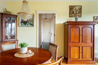 Dit appartement (84m²) is gelegen op de 7de verdieping van een zeer verzorgd en residentieel gebouw aan de overzijde van het Sint-Annabos! Groene omgeving met het Sint-Annastrand en zijn gezellige restaurants op een boogscheut! Winkels, openbaar vervoer, Velostation Antwerpen alsook scholen zijn in de onmiddellijke omgeving! <br /> <br />De leefruimte is afgewerkt met een parketvloer en geniet dankzij de grote ramen van veel lichtinval. Via de eetkamer en keuken kan je het ruime terras bereiken aan de voorzijde van het gebouw. De keuken sluit functioneel aan op de leefruimte en is voorzien van een tegelvloer.<br /><br />Verder zijn er twee slaapkamers, waarvan er 1 toegang geeft tot het terras.<br /><br />De badkamer is uitgerust met een ligbad met douche en lavabo.<br /><br />Als extra is er een private dubbele kelderberging en een autostaanplaats met aansluitend een grote berging die aan te kopen zijn aan 35.000€.<br /> <br />Wg, Vg, Gvkr, Gmo, Gvv <br />Epc: 164 kWh/m²<br />P &amp; G-score: B