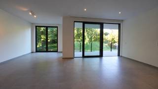 In een nieuwbouwresidentie bevindt zich op de eerste verdieping dit prachtig afgewerkte nieuwbouwappartement. De combinatie van ruimte, veel natuurlijk licht, een hoogwaardige afwerking en een bijzonder groene omgeving maakt dit een zeer aangename plek om thuis te komen.<br /><br />Via de inkomhal bereik je de verschillende ruimtes van het appartement. De ruime en lichtrijke leefruimte geniet dankzij de grote raampartijen van een mooi zicht op het omliggende groen en geeft rechtstreeks toegang tot het ruime terras. Hier geniet je in alle rust van het buitenleven.<br /><br />De open keuken sluit perfect aan bij de leefruimte en is volledig ingericht met kwalitatieve toestellen. Het appartement beschikt over twee volwaardige slaapkamers en twee verzorgde badkamers. Eén badkamer is uitgerust met een ligbad en badkamermeubel, terwijl de tweede badkamer beschikt over een inloopdouche en badkamermeubel. Daarnaast zijn er twee aparte gastentoiletten aanwezig. Een praktische berging met aansluitingen voor wasmachine en droogkast zorgt voor extra comfort en opbergruimte.<br /><br />Ook op vlak van energiezuinigheid scoort dit appartement bijzonder goed. Een warmtepomp en ventilatiesysteem D zorgen voor hedendaags wooncomfort en een laag energieverbruik.<br /><br />Extra troeven zijn de privékelderberging en autostaanplaats. De residentie beschikt over een lift en is modern en verzorgd afgewerkt.<br /><br />Huurprijs: € 1.500/maand<br />Gemeenschappelijke lasten: € 100/maand<br />Onmiddellijk beschikbaar<br /><br />Wie op zoek is naar een ruim, modern en energiezuinig appartement met twee slaapkamers, twee badkamers, een groot terras, veel licht en een groene, rustige ligging, vindt hier een uitzonderlijk complete woonst.<br /><br />Neem contact op met Woonbureau voor meer informatie of een bezoek.