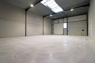 KMO-unit van 216 m² op het bedrijvenpark Thea te Tielt.De casco opslagruimte heeft een vrije hoogte van 6 meter en zijn voorzien van een automatische...