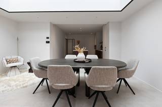 <strong>Heist: Prachtige vernieuwde en lichtrijke woning met 3 slaapkamers en zuidgerichte tuin te koop in Heist. </strong><br /><br />Deze uitzonderlijk afgewerkte rijwoning werd van kop tot teen gerenoveerd met oog voor kwaliteit, comfort en duurzaamheid. Dankzij de hoogwaardige materiaalkeuzes, de doordachte indeling en de overvloedige lichtinval biedt deze woning een unieke woonbeleving voor wie op zoek is naar ruimte en hedendaags wooncomfort.<br /><br /><strong>Indeling: </strong><br />Glv: Verzorgde inkomhal, gastentoilet, polyvalente ruimte/berging met inbouwkasten ideaal voor fietsen, wasplaats of een 4de slaapkamer, volledig uitgeruste open keuken, lichtrijke leefruimte met toegang tot de zuidgerichte tuin.<br /><br />1ste verdiep: 2 volwaardige slaapkamers, ruime badkamer met inloopdouche, bad, dubbele wastafel en toilet.<br /><br />2de verdiep: masterbedroom met ensuite badkamer voorzien van een inloopdouche, toilet en wastafel.<br /><br /><strong>Troeven:</strong> 
<ul><li>Volledig instapklaar en met kwalitatieve materialen afgewerkt. </li><li>Zuidgerichte tuin.</li><li>3 volwaardige slaapkamers.</li><li>Polyvalente ruimte/berging op de gelijkvloers die perfect gebruikt kan worden als 4de slaapkamer.</li><li>Centraal gelegen in een rustige straat vlakbij Delhaize Heist op 5 min wandelen van het strand.</li></ul>
Meer informatie? Contacteer Ayita op 0496 13 43 12 of via ayita@eraservimo.be