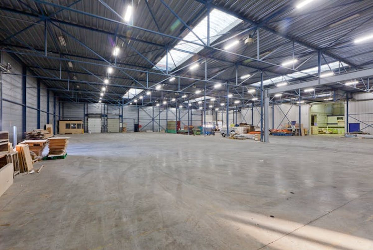 Te huur: Ruime magazijnen (ca. 1.000 m²) in Brugge - foto 5