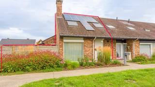Deze charmante woning is gelegen in een bijzonder rustige en kindvriendelijke woonwijk op wandelafstand van het centrum van Deerlijk.De voordeur is...