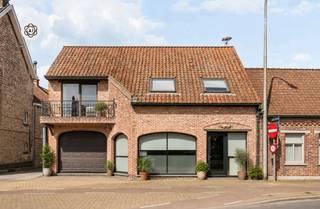 In het centrum van Berchem bevindt zich dit veelzijdige pand dat perfect de combinatie biedt van wonen en werken. Dankzij de centrale ligging geniet...