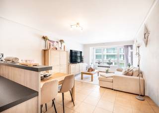 Appartement met twee volwaardige slaapkamers te koop in de residentie Oostbank, gelegen op de Albert I Laan te Oostduinkerke-Bad. Deze residentie geniet van een uiterst centrale ligging: vlakbij zee, het commercieel centrum en de tramhalte voor de deur.<br /><br />Het pand bevindt zich op de eerste verdieping en werd reeds grotendeels gerenoveerd. De ramen werden vervangen, de keuken werd recent gerenoveerd en is voorzien van alle nodige elektrische toestellen, de vloeren werden vernieuwd. <br /><br />Het pand werd als volgt ingedeeld: inkomhal | ruime leefruimte met open keuken, volledig uitgeruste keuken | badkamer met douche en lavabo in meubel | afzonderlijk toilet | eerste ruime slaapkamer | tweede ruime slaapkamer uitgevend op zonnig terras met buitenberging aan de achterkant.<br /><br />Privatieve kelder inbegrepen in de prijs, gemeenschappelijke fietsenberging aanwezig! <br /><br />De voorgevel van de residentie werd recent gerenoveerd, een serieuze meerwaarde voor dit pand.<br /><br />Op zoek naar een instapklaar, centraal gelegen appartement te Oostduinkerke? Neem snel contact met ons op!