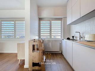 Bent je op zoek naar een woning die de perfecte balans biedt tussen een <strong>centrale ligging</strong> en een geborgen thuisgevoel?<br />Dan verwelkomt de Huisleverancier je met open armen aan deze <strong>prachtig onderhouden half-open bebouwing</strong> in de geliefde Altena-wijk in Kontich.<br /><br />Dankzij de recente <strong>renovatie in 2021</strong> geniet je hier van een modern wooncomfort. De woning baadt in het natuurlijke licht dankzij haar half-open karakter, wat zorgt voor een ruimtelijk en vrij gevoel zodra u de woonst binnenstapt.<br />De indeling biedt verrassende voordelen die perfect passen bij een hedendaagse levensstijl.<br /><br />Op het gelijkvloers vind je een <strong>ruime garage</strong>, een praktische wasplaats en de veranda die naadloos overloopt in de <strong>West-gerichte tuin</strong>. Hier geniet u van de heerlijke namiddag- en avondzon, ideaal voor een gezellige barbecue met vrienden of een rustig moment na een drukke werkdag.<br />De oprit biedt bovendien extra parkeergelegenheid voor 2 auto’s (één voor de poort, één op straat), een luxe in deze populaire buurt.<br /><br />Op de eerste verdieping verrassen we je met een <strong>royale leefruimte</strong> met grote raampartijen. De moderne keuken is functioneel ingericht en vormt het hart van de woning. Of je nu een uitgebreid diner kookt of snel ontbijt, de verbinding met de woonkamer zorgt ervoor dat je altijd in contact blijft met jouw gezin of gasten. De afwerking met degelijke materialen straalt warmte en kwaliteit uit waar we bij de Huisleverancier zo van houden: een plek waar je je meteen thuis voelt.<br /><br />De bovenste verdieping is volledig gewijd aan rust en privacy. Met <strong>twee volwaardige, ruime slaapkamers en een derde kamer</strong> die uitermate geschikt is als babykamer of bureau, biedt deze woning flexibiliteit en gemoedsrust voor elk type gezin. De badkamer is compact maar efficiënt ingedeeld, volledig in lijn met de verzorgde staat van de gehele woonst. Alles in deze woning is met zorg behandeld en vernieuwd, waardoor je letterlijk alleen nog maar uw koffers hoeft uit te pakken.<br /><br />De locatie in Kontich behoeft nauwelijks uitleg: met een uitstekende verbinding naar Antwerpen, Brussel en Mechelen woon je hier op een strategisch knooppunt, terwijl je lokaal geniet van de rust in een zone 30.<br />Je woont hier op wandelafstand van het gezellige centrum, met scholen, winkels en sportfaciliteiten binnen wandelbereik. Deze woning is een unieke kans voor wie houdt van een instapklare thuis met een ziel, op een plek waar het leven goed is.<br /><br />Bent u klaar om deze woonst in Kontich zelf te ontdekken? Plan vandaag nog jouw bezoek en laat je verrassen door de lichtinval en de warme sfeer!<br /><br />Vg-Wg-Gmo-Gvkr-Gvv-EPC : 220 kWh/m<sup>2</sup> (Label C)<br />Waterinfo : P-Score = C, G-Score = A<br /><br />Wil je graag het <strong>virtueel grondplan</strong> bekijken ? Druk dan op de knop 'Plan' helemaal onderaan op onze website bij downloads<br /><br />Dit is niet wat je zoekt ? Al gehoord van AANKOOPBEGELEIDING ? Wij zoeken, bezoeken en onderhandelen mee met jou voor eigendommen die worden aangeboden door particulieren, andere makelaars of eigendommen die zelfs (nog) niet te koop staan?<br />Vraag meer informatie over aankoopbegeleiding via welkom@dehuisleverancier.be of 0489/069.000<br /><br />de Huisleverancier : Persoonlijk, voor iedereen Service, Kwaliteit en Vertrouwen !<br />
