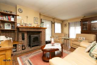 <strong>Woning met 3 kamers + loods op zichtbare locatie!<br /><br /></strong>Woning met achterliggende hangar/atelier te koop op Steenweg op Vilvoorde. Centrale locatie: dichtbij alle voorzieningen en fantastische zichtbaarheid voor zelfstandige activiteit. Centrum en treinstation op amper 3 kilometer. Ook winkels en scholen situeren zich op korte afstand.<br /><br /><strong>De vrijstaande woning is ruim – met 3 grote kamers – en deels te moderniseren</strong>. Goede staat van onderhoud. Indeling gelijkvloers: inkomhal, bureauruimte en living/eetplaats, keuken, bergplaats met douche. Verdieping: 3 kamers en badkamer. Mindere EPC-score is hoofdzakelijk te wijten aan elektrische verwarming en afwezigheid van dakisolatie. Wel reeds overal voorzien van <strong>dubbele beglazing,</strong> muurisolatie en rolluiken. <br /><br />Achteraan, bereikbaar via de brede oprit, situeert zich de hangar met een oppervlakte van <strong>circa 300 vierkante meter </strong>(17,6m lang en 16,5m breed – hoogte midden is 6m10). <strong>Hoge inrijpoort</strong>. De loods deed dienst als voormalige carrosserie en is <strong>ideaal voor opslag of de uitoefening van een zelfstandige activiteit.</strong> <br /><br />I<strong>deaal pand voor wie nood heeft aan ruimte, of voor zelfstandigen die wonen en werken willen combineren. </strong><br /><br />Meer info en bezoeken: tom@immotijl.be of 052690691