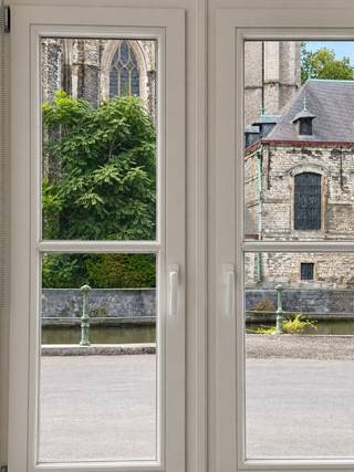 TE HUUR - GENT. Op een uitzonderlijke locatie aan het water: een charmant gelijkvloers appartement van maar liefst 142 m² aan de Predikherenlei. Het appartement bevindt zich in een karaktervol gebouw in het historische centrum en verwelkomt u via een inkomhal met apart toilet. De royale leefruimte met zit- en eethoek geniet dankzij de hoge plafonds en vele ramen van een prachtige lichtinval en een bijzonder ruimtelijk gevoel. Verder beschikt het appartement over een ingerichte keuken met handige berging, twee ruime slaapkamers en een badkamer. In het gebouw is bovendien een fietsenberging aanwezig. Een unieke woonplek waar ruimte, licht en historische charme harmonieus samenkomen, op wandelafstand van alles wat Gent te bieden heeft. De maandelijkse huurprijs bedraagt € 1.500. Zolang de straatwerkzaamheden aan de Predikherenlei duren, geldt een tijdelijk verlaagde huurprijs van € 1.250 per maand. De algemene maandelijkse kosten bedragen € 50. EPC Label C (20260810-0003928620-RES-1)