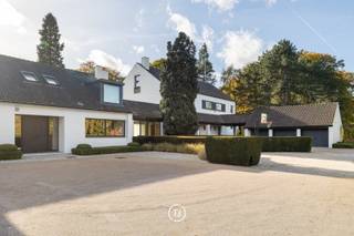 Gelegen op een privédomein in Hoogvorst, een van de meest begeerde woonwijken van Tervuren, onthult deze uitzonderlijke villa haar charme te...