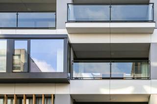 Situé entre les anciens docks comblés du Zuiderdokken et le Musée des Beaux-Arts, cet immeuble entièrement rénové et modernisé date de 2019.<br /><br />Cet appartement est extrêmement bien équipé. Pour votre confort, il dispose d’un chauffage au sol, de matériaux de haute qualité et d’un système domotique.<br /><br />La cuisine ouverte, bien équipée, comprend un îlot central. Le séjour, spacieux, s’étend jusqu’à une terrasse couverte, offrant une agréable sensation d’intérieur-extérieur.<br /><br />Une grande chambre dispose d’une salle de bains attenante avec double vasque et meubles intégrés, baignoire, douche à l’italienne et toilette.<br /><br />À l’entrée de l’appartement se trouvent un WC séparé et un grand espace de rangement avec lave-linge et sèche-linge.<br /><br />Possibilité d’acquérir une place de parking en enfilade pour 100 000 euros.<br /><br />Vivez l’atmosphère unique et profitez des nombreuses boutiques du « vrai » Zuid à Anvers. Pour une visite, contactez-nous au +32 3 283 51 51.