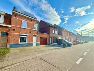 MAIL NAAR CHADIA@WIJSVASTGOED.BE VOOR EEN BEZOEKAANVRAAG - TELEFONISCH WORDEN ER GEEN BEZOEKEN INGEPLAND!Deze charmante woning werd binnenin van A...